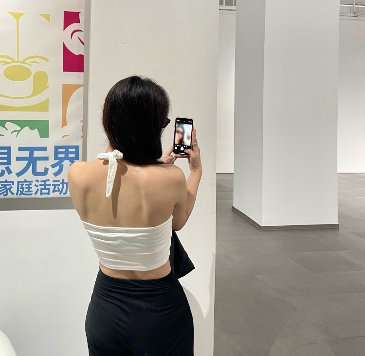 🥀-河北省·石家庄市·裕华区--身高168
体重105
喜欢拍照 穿搭 会调滤镜
可接买家秀 淘宝种草 等 好沟通!