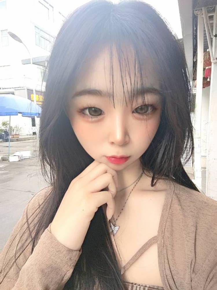 酱果小兔*-浙江省·宁波市·鄞州区--新人模特,需要历练,风格多样,进步空间大.
身高168,体重102斤
衣服,包包,首饰,美妆等,都可.