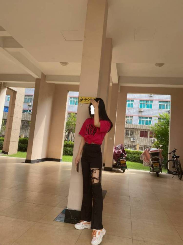 酱果小兔*-浙江省·宁波市·鄞州区--新人模特,需要历练,风格多样,进步空间大.
身高168,体重102斤
衣服,包包,首饰,美妆等,都可.