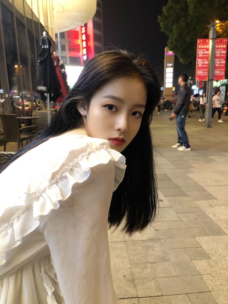 66-湖南省·岳阳市·岳阳楼区--身高:161cm
体重:40kg
会穿搭 p图
接服装寄拍,可驾驭纯欲风 甜酷风 辣妹风
也可以帽子口红美瞳鞋子耳环项链手链美甲贴各种寄拍