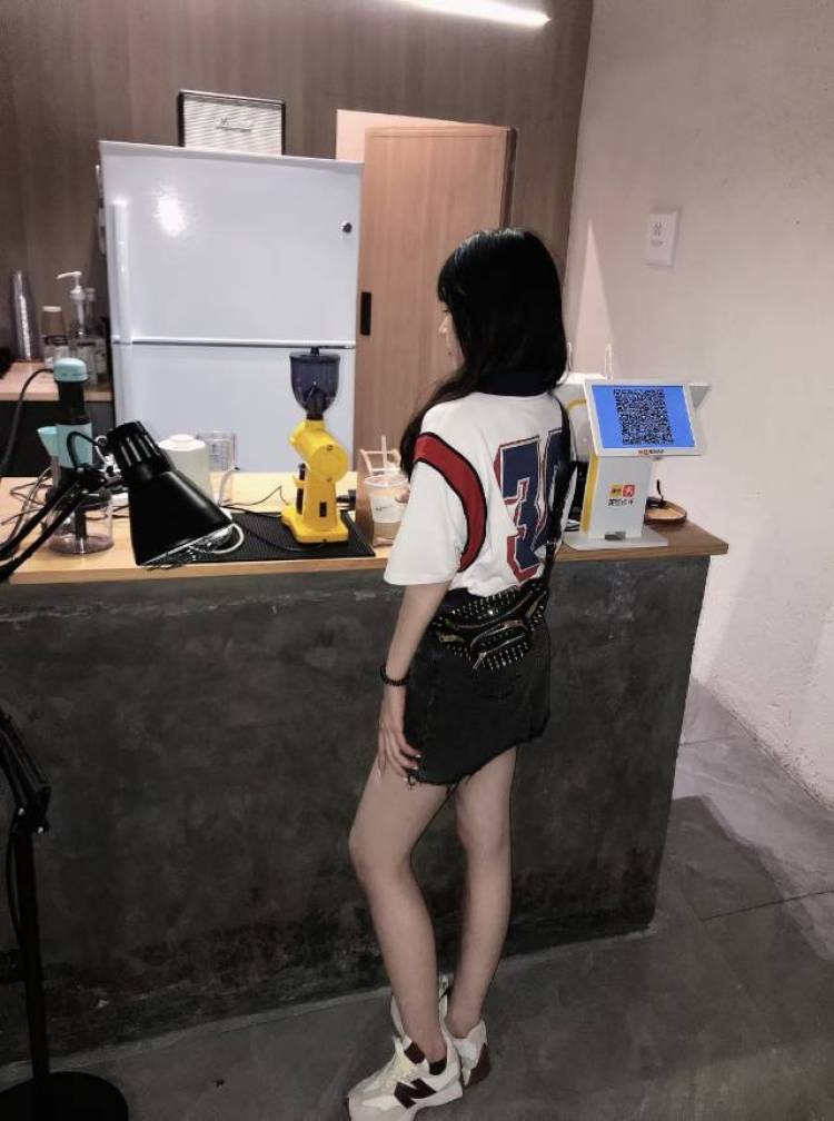 ·🌞小z-广东省·汕头市·潮南区-微博-身高158 体重92
可接寄拍 瞳模 买家秀等等
穿衣风格不限 喜欢拍照、探店 会修图
可满足各方面要求