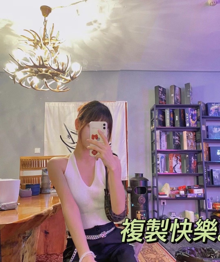 Ray-湖北省·武汉市·洪山区--会拍照,时间充裕,好说话,配合度高,接服装,饰品,美瞳,化妆品~商家们看看我呀
