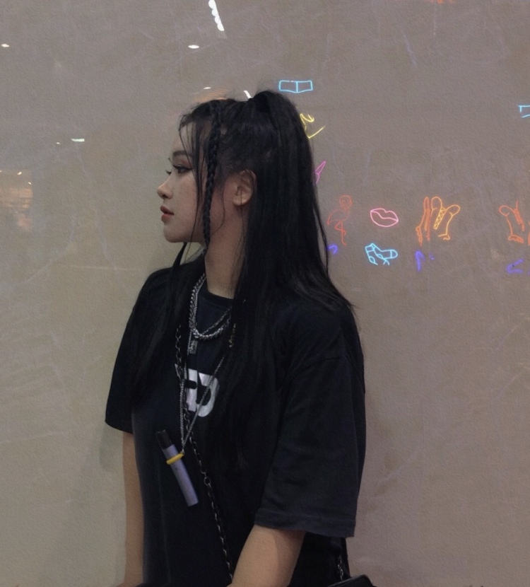 Jill-湖南省·邵阳市·大祥区--一名在职街舞老师,平时喜欢逛淘宝,看一些服装首饰之类,喜欢慢慢去搭配,