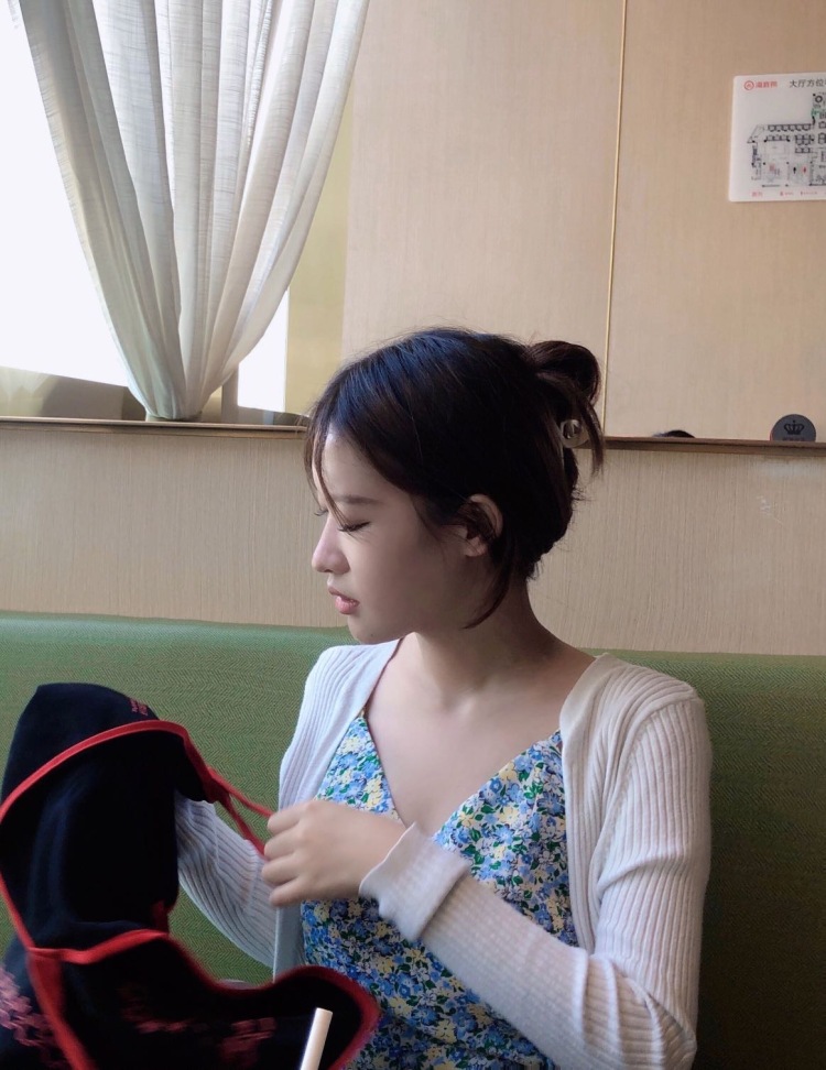温婉-江苏省·扬州市·仪征市--喜欢穿搭 可以接单买家秀 爱购物 可接服装 美妆 美瞳 等产品 可以驾驭各种风格 出图快 可自行修图 160 92斤