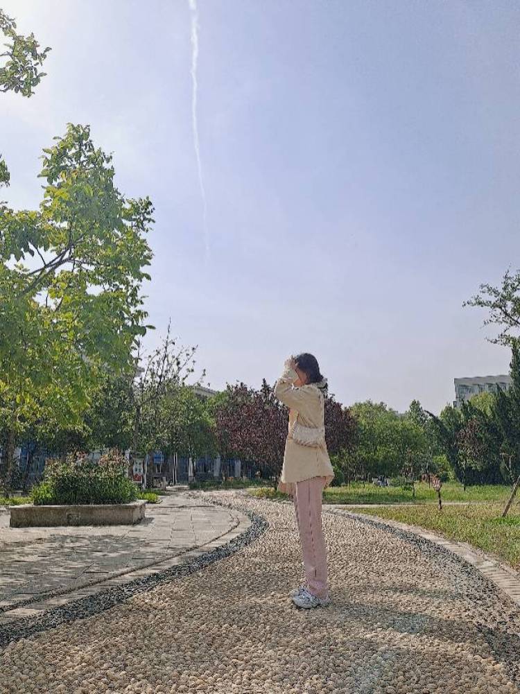 小张今天也很开心-河南省·洛阳市·偃师市--接买家秀 寄拍 都🉑 喜欢拍照 会一点p图 喜欢穿搭 风格都可以 可接衣服包包鞋子 饰品 零食都🉑