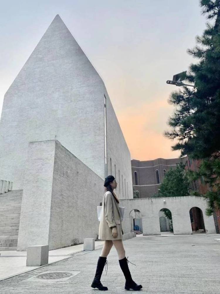 Wen.-内蒙古自治区·赤峰市·敖汉旗--本人性格开朗，身高163体重94。喜欢拍照修图，可接各种风格寄拍，出图快，不拖稿。