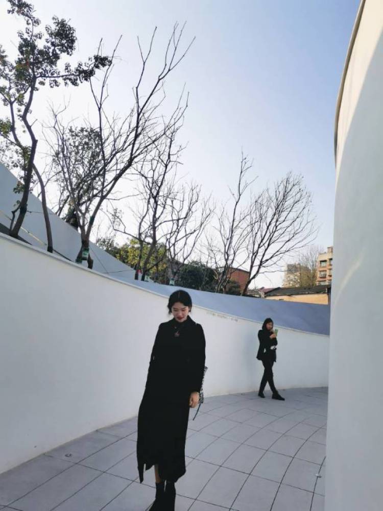 Elaince、-贵州省·贵阳市·云岩区-抖音、微博、快手、***-身高163cm
体重48kg
喜欢拍照、会修图、剪辑视频等等,风格多变,可盐可甜......
诚信合作 积极配合
接寄拍、淘宝卖家秀等......