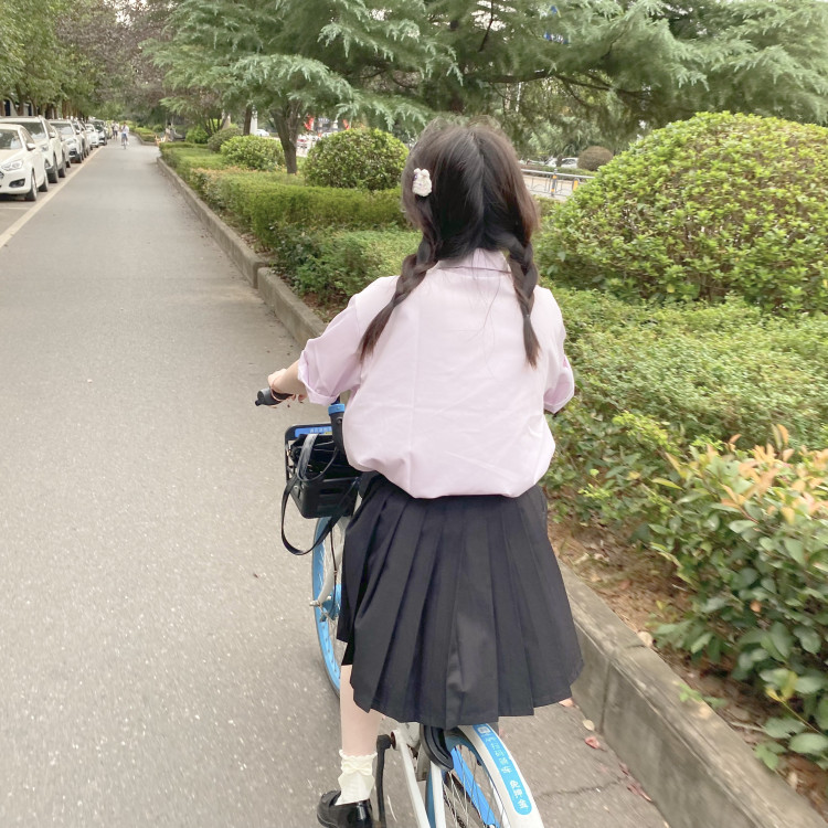 Y-湖北省·武汉市·江夏区--本人学生17岁 身高160体重96左右 想接寄拍或者送拍一些化妆品鞋子裤子常服,日系、甜美、可爱、韩系都可以本人会p图也有一定的审美(私房勿扰)