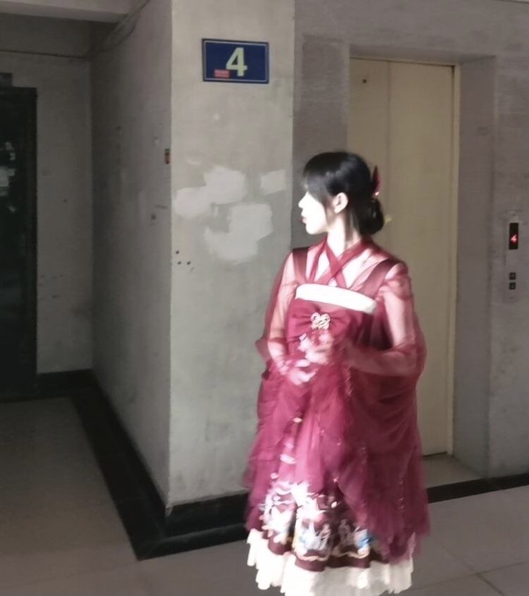 Y-湖北省·武汉市·江夏区--本人学生17岁 身高160体重96左右 想接寄拍或者送拍一些化妆品鞋子裤子常服,日系、甜美、可爱、韩系都可以本人会p图也有一定的审美(私房勿扰)