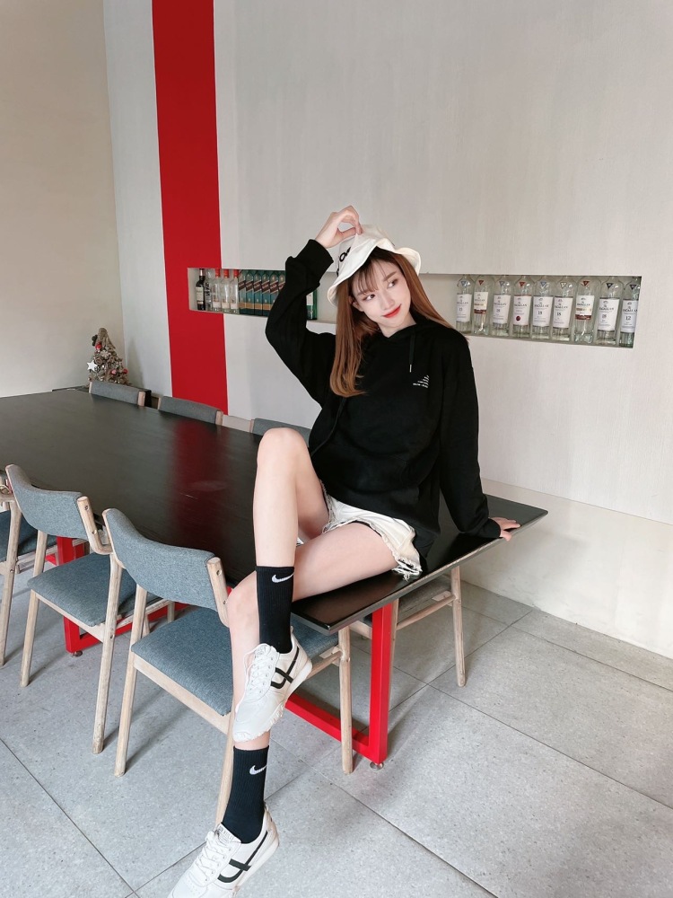 A*🔱精品欧韩货女装-福建省·泉州市·晋江市-抖音,***-长期接拍各自服装排版及买家秀和平面图有兴趣私聊我 保证拍给你们满意现有资源是多名模特都可拍摄 有量有价