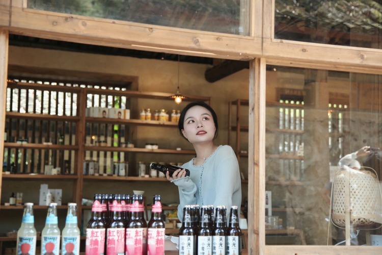 哇塞-浙江省·温州市·平阳县--很高兴遇见你。我是一个白领,日常比较爱穿搭,爱写文,也爱看书。日常出来忙碌的工作,平时会穿着漂亮的衣服,带着相机,去打卡地,拍照打卡,朋友圈分享,剪辑视频等,这些都是我的日常爱好。希望并期待能够和你因