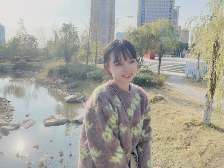 哇塞-浙江省·温州市·平阳县--很高兴遇见你。我是一个白领,日常比较爱穿搭,爱写文,也爱看书。日常出来忙碌的工作,平时会穿着漂亮的衣服,带着相机,去打卡地,拍照打卡,朋友圈分享,剪辑视频等,这些都是我的日常爱好。希望并期待能够和你因