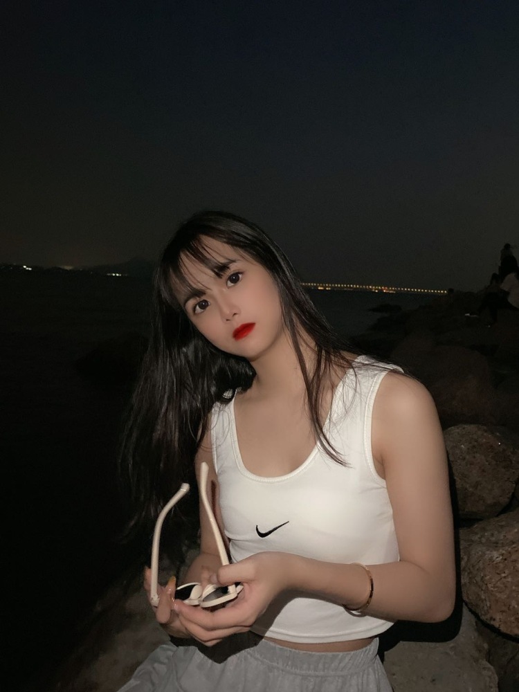 .-广东省·深圳市·福田区--接寄拍(服装 包包 鞋子 美瞳 首饰)拍买家秀,不墨迹,有耐心,绝对拍到商家满意为止
艺名:你的十七
年龄:18
身高:163
体重: 88