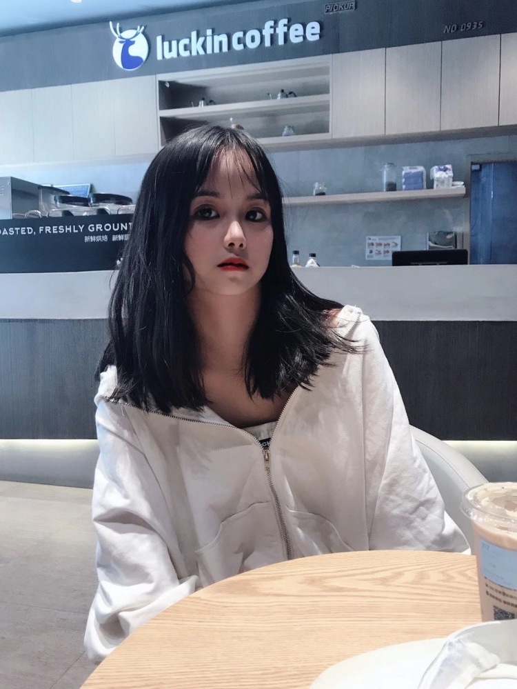 .-广东省·深圳市·福田区--接寄拍(服装 包包 鞋子 美瞳 首饰)拍买家秀,不墨迹,有耐心,绝对拍到商家满意为止
艺名:你的十七
年龄:18
身高:163
体重: 88