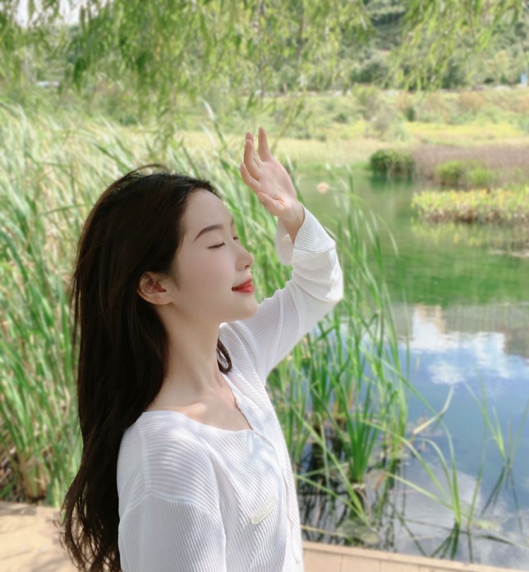 L-贵州省·六盘水市·盘州市--擅长书法,平时还喜欢拍美美的照片发在网络上,对摄影方面有一定的研究,特别喜欢P图,每一张照片都要呈现出最好的状态。