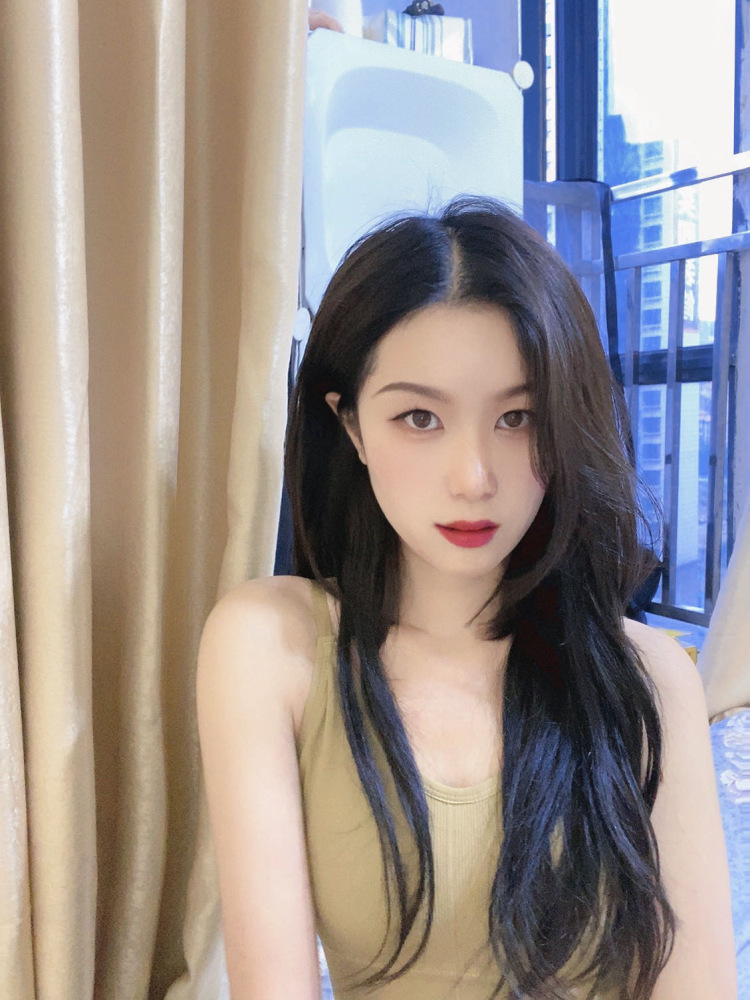 L-贵州省·六盘水市·盘州市--擅长书法,平时还喜欢拍美美的照片发在网络上,对摄影方面有一定的研究,特别喜欢P图,每一张照片都要呈现出最好的状态。