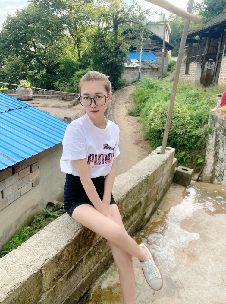 不可以凶·-贵州省·贵阳市·南明区-快手 抖音-第一次接触这个 不过我自认为我还是很会P图的 有耳洞 什么都可以去尝试 身高158厘米 体重90斤 希望老板们能看重我