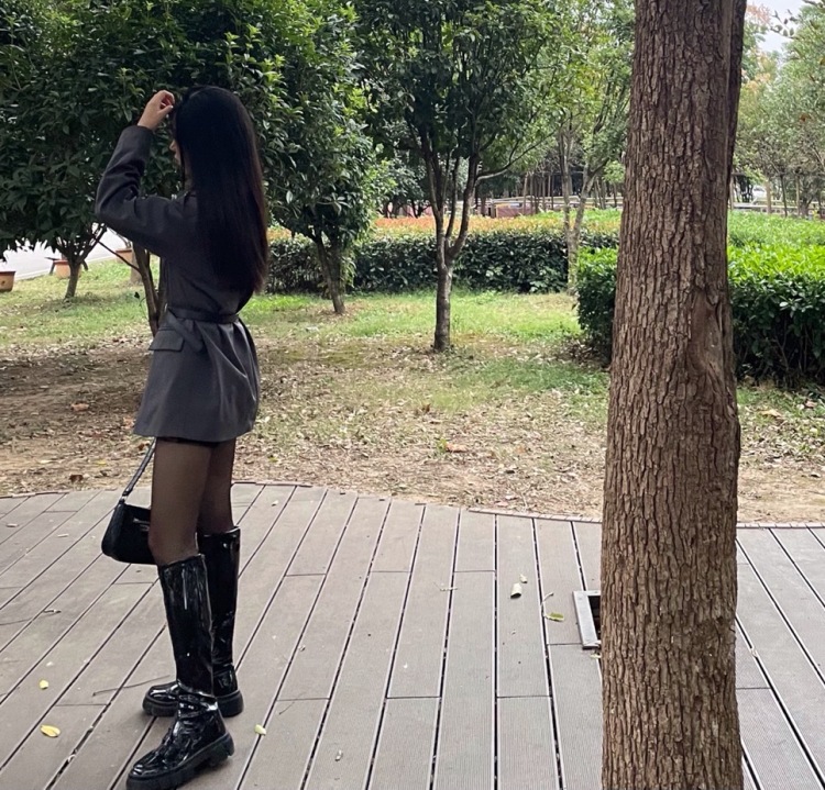 罗雅文-湖北省·武汉市·汉南区-抖音 快手 微博 ***-接寄拍,瞳模,手模,开箱测评,化妆品,饰品等都可以,会拍照修图剪视频。
身高:162
体重:48kg
坐标:武汉