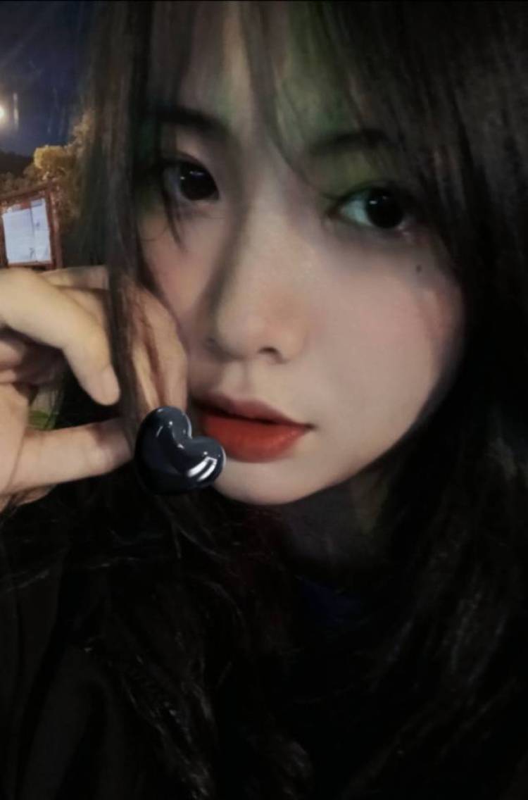 没有一百不改名-广东省·梅州市·梅江区--才艺是唱歌 弹琴 跳舞。很喜欢拍照,也很喜欢帮人拍照,希望自己能接到服装的单。本人身高172cm,体重110!!接寄拍,不满意可重拍。找寄拍模特的可以找我呀