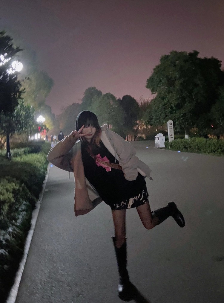 -迷了巴登-陕西省·西安市·新城区-抖音 微博-在校播音专业大学生
身高161 体重92
可接买家秀 衣服寄拍饰品瞳👀等 抖音推广
产品试用