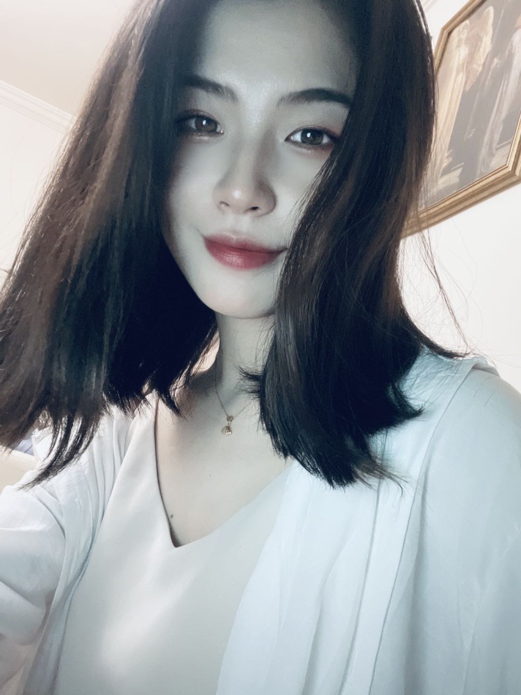 亲密外人-北京市·北京市·东城区--6年服装店主,会拍照能修图,衣服上身基本都好看,可以接衣服鞋子饰品美瞳等