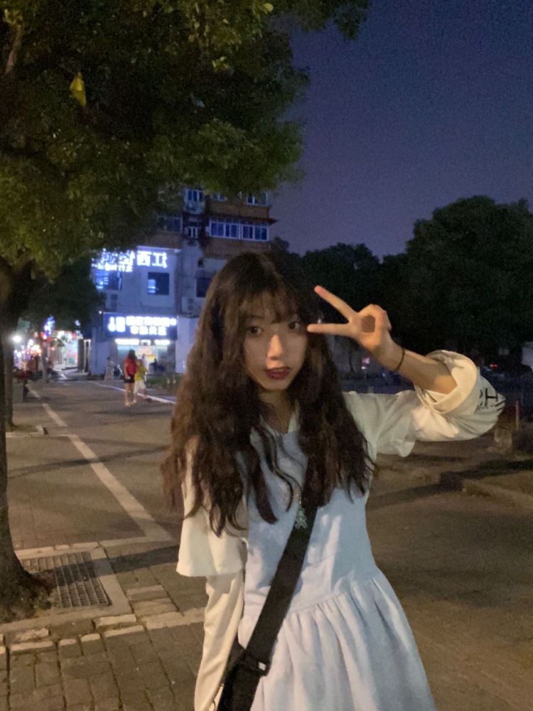 淡淡.-江西省·南昌市·青云谱区--大家好！接寄拍，瞳模，手模，开箱测评 化妆品 饰品等都可以，会拍照修图剪短视频，会pyq QQ空间 ***  抖音 快手宣传