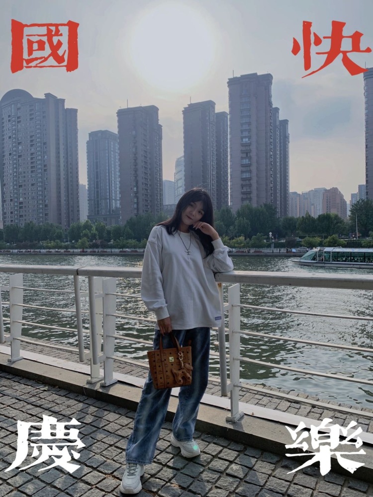 吃得多想的少-河北省·廊坊市·永清县-*** 微博-身高162体重100 
拍照p图 没问题 
相信从***一点一点做总有产品能🔥
总之各种风格衣服 包包 鞋子 饰品 都可以来砸单！