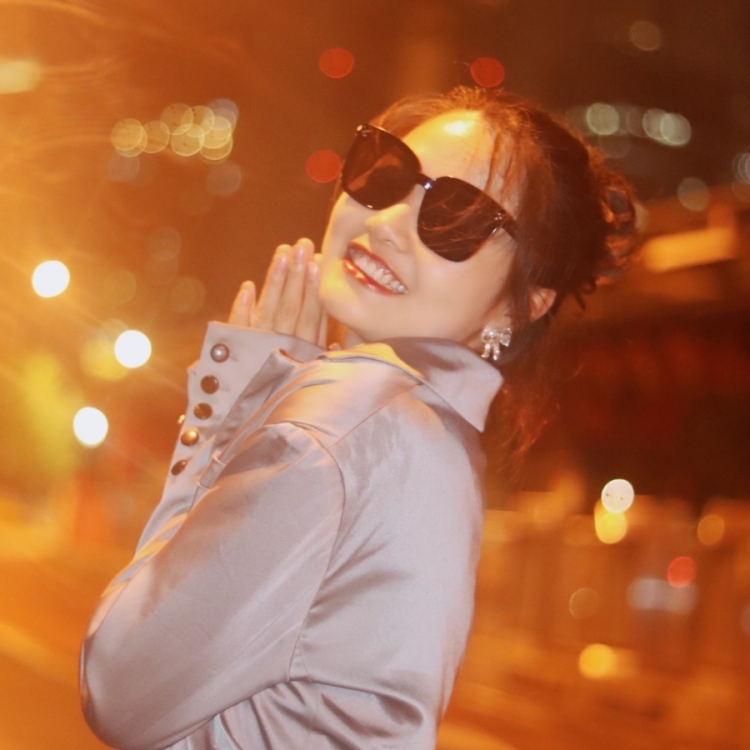 曹玉洁-湖南省·长沙市·岳麓区-抖音/***-比例好、开朗、玩抖音***、爱好拍摄,发量多,擅长港风,服装类
身高162
体重52
