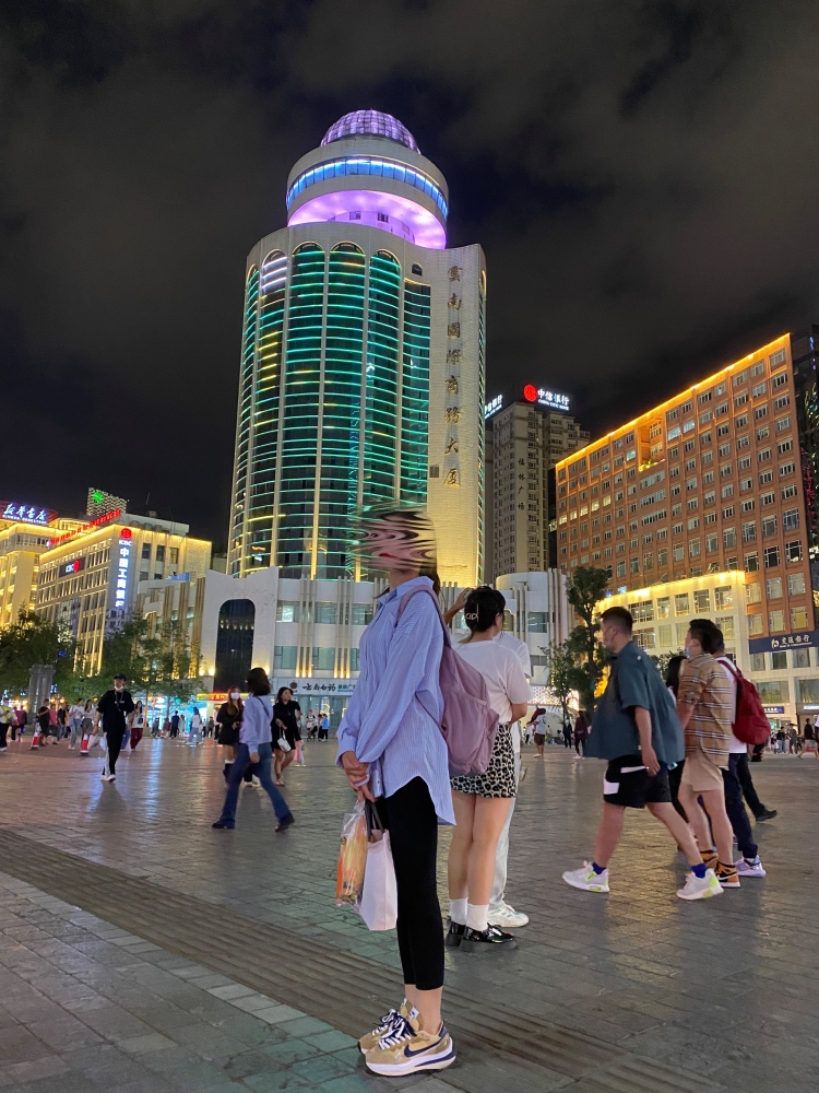 春江花月夜-云南省·昆明市·西山区-抖音,快手-我身高170,体重104克,大二在读,可以接各种衣服搭配拍照,化妆品各种,希望能有合作