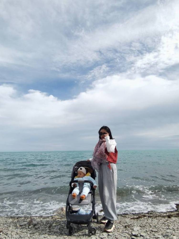 마 연-青海省·西宁市·城西区-抖音,微博-个人简介:在职宝妈一枚,工作单一,朝九晚五,想要利用闲暇来分享美好,用自己双手有所获得,提升生活质量。
个人爱好:旅游拍照,穿衣搭配,鞋子包包种草,育儿经验分享,居家收纳。
个人优点:有耐心,会剪辑,