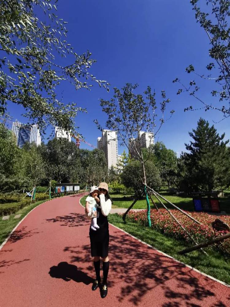 마 연-青海省·西宁市·城西区-抖音,微博-个人简介:在职宝妈一枚,工作单一,朝九晚五,想要利用闲暇来分享美好,用自己双手有所获得,提升生活质量。
个人爱好:旅游拍照,穿衣搭配,鞋子包包种草,育儿经验分享,居家收纳。
个人优点:有耐心,会剪辑,