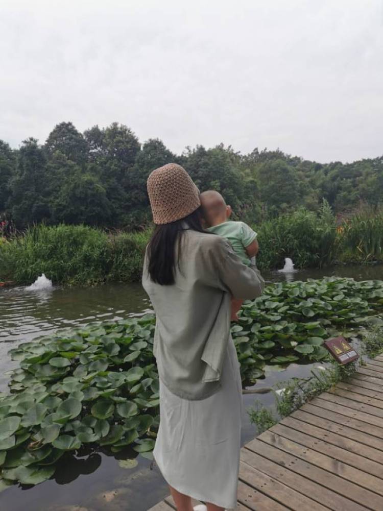 마 연-青海省·西宁市·城西区-抖音,微博-个人简介:在职宝妈一枚,工作单一,朝九晚五,想要利用闲暇来分享美好,用自己双手有所获得,提升生活质量。
个人爱好:旅游拍照,穿衣搭配,鞋子包包种草,育儿经验分享,居家收纳。
个人优点:有耐心,会剪辑,