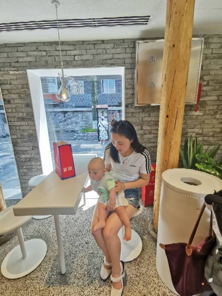 마 연-青海省·西宁市·城西区-抖音,微博-个人简介:在职宝妈一枚,工作单一,朝九晚五,想要利用闲暇来分享美好,用自己双手有所获得,提升生活质量。
个人爱好:旅游拍照,穿衣搭配,鞋子包包种草,育儿经验分享,居家收纳。
个人优点:有耐心,会剪辑,