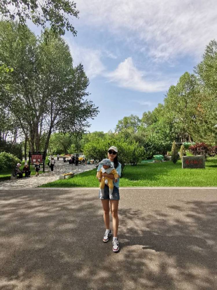 마 연-青海省·西宁市·城西区-抖音,微博-个人简介:在职宝妈一枚,工作单一,朝九晚五,想要利用闲暇来分享美好,用自己双手有所获得,提升生活质量。
个人爱好:旅游拍照,穿衣搭配,鞋子包包种草,育儿经验分享,居家收纳。
个人优点:有耐心,会剪辑,