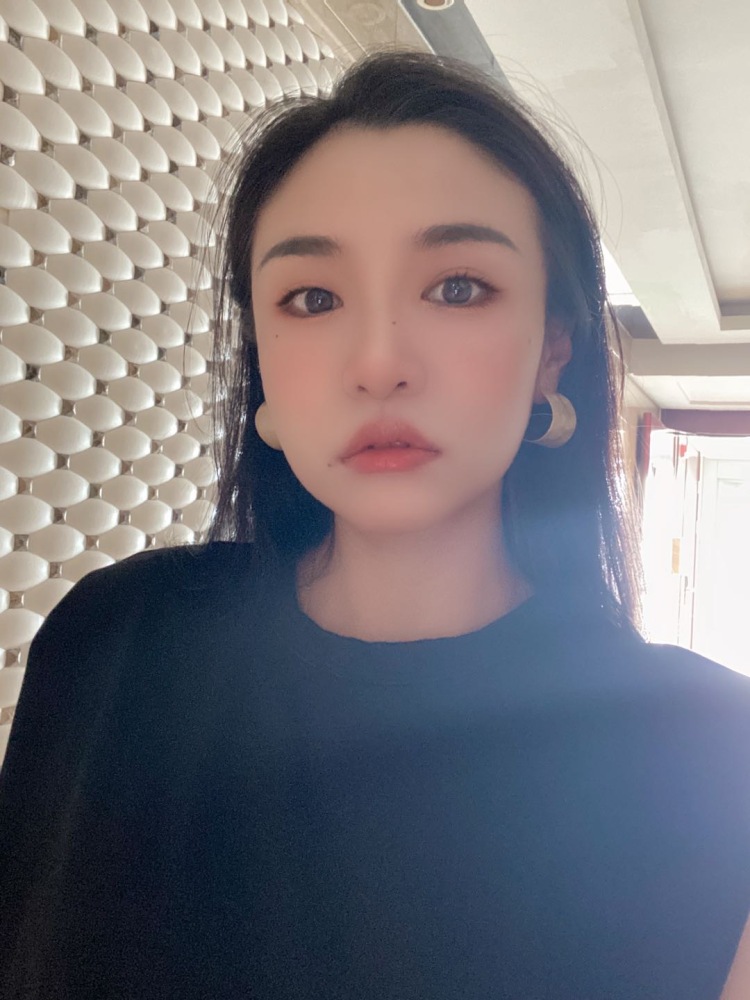 Luvian 🤍-辽宁省·大连市·中山区--身高165 体重98 适合多种风格 服装 首饰 可以修图 爱好拍照。寻找靠谱合作