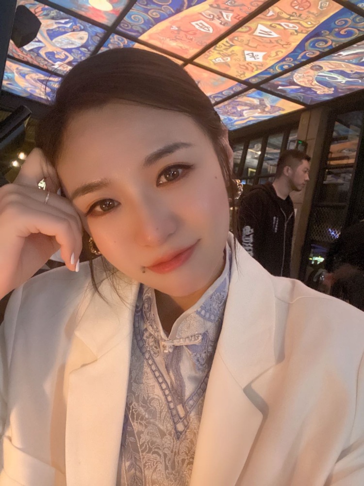 Luvian 🤍-辽宁省·大连市·中山区--身高165 体重98 适合多种风格 服装 首饰 可以修图 爱好拍照。寻找靠谱合作