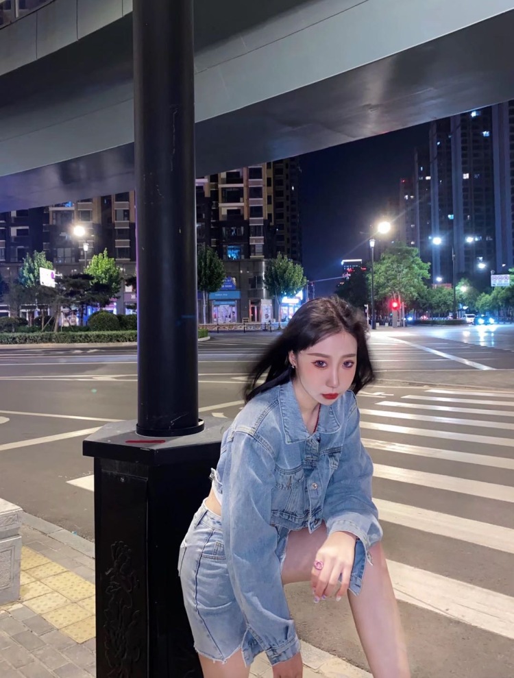 Y-河南省·洛阳市·涧西区--平时喜欢探店拍照 ps技术还可以，可以接一些寄拍 身高：165 体重：98斤 穿搭喜欢韩系、休闲、温柔、辣妹的都可以尝试