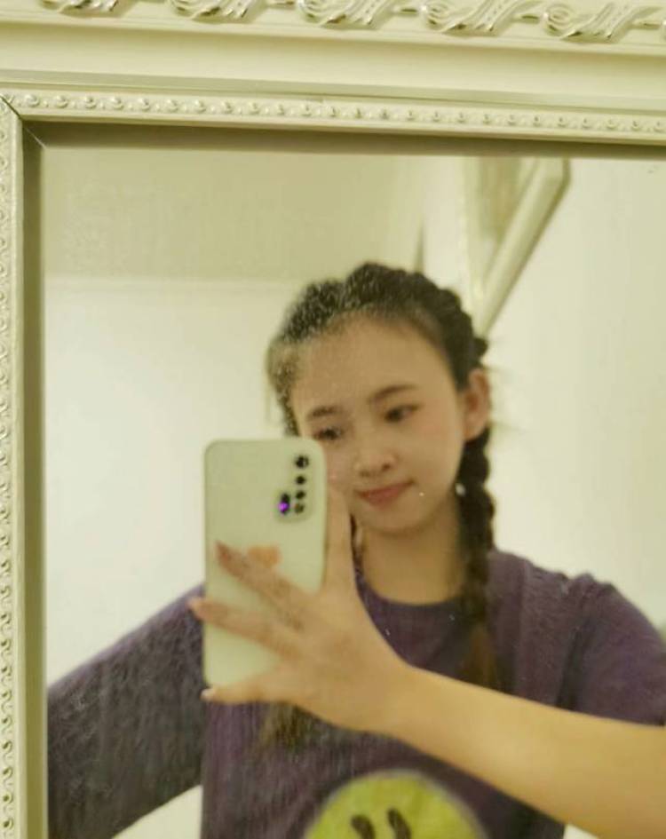 冰花雨絮-湖北省·武汉市·黄陂区--喜欢研究拍网图,可接各种衣服,包包,帽子,饰品,化妆品护肤品寄拍!本人身高163,体重107斤,学生会化一点妆,想接一些寄拍跟测评,平时爱好穿搭跟美妆,希望能合作愉快。