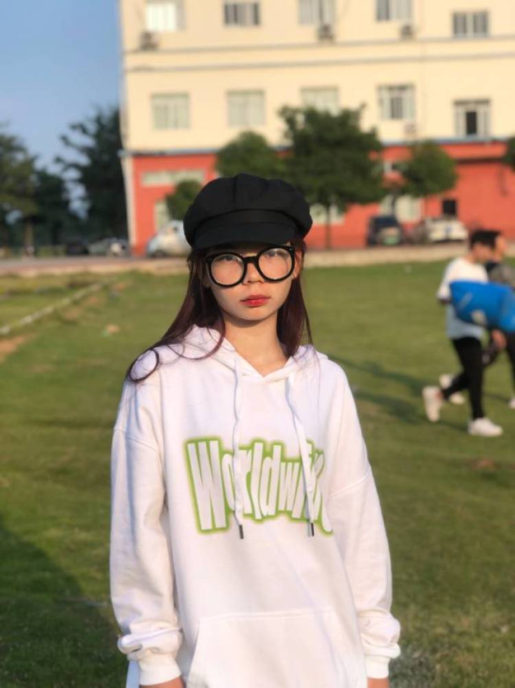 多吃肖夜-广西壮族自治区·南宁市·江南区-抖音-喜欢运动  唱歌  是一个在校学生   平时喜欢拍照打卡一些适合拍照的地方  会p图   身高一米六  体重一百  想尝试做寄拍模特 和探店打卡