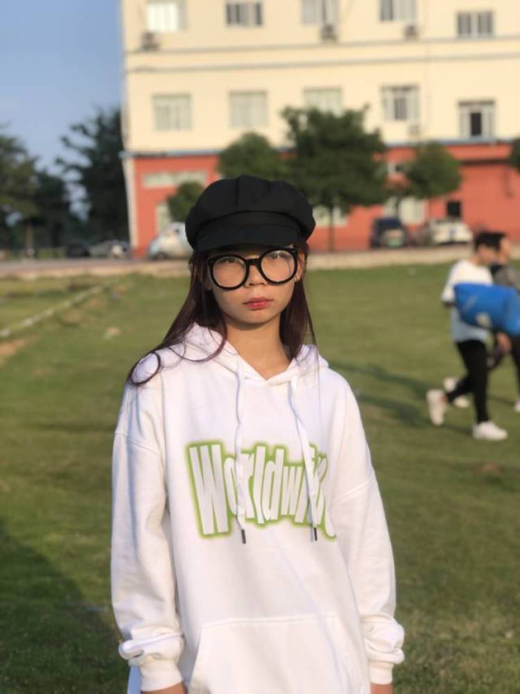 多吃肖夜-广西壮族自治区·南宁市·江南区-抖音-喜欢运动 唱歌 是一个在校学生 平时喜欢拍照打卡一些适合拍照的地方 会p图 身高一米六 体重一百 接寄拍 耳饰 项链 包包 衣服 裤子 鞋子等等 风格不定 很想尝试一次寄拍模特