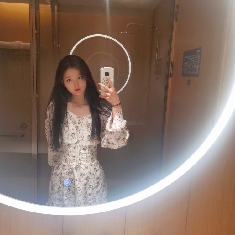 小小豆-贵州省·贵阳市·乌当区-抖音 ***-身高168 体重91 喜欢穿搭 拍照 各种寄拍衣服 包包 鞋子 裤子 饰品 买家秀