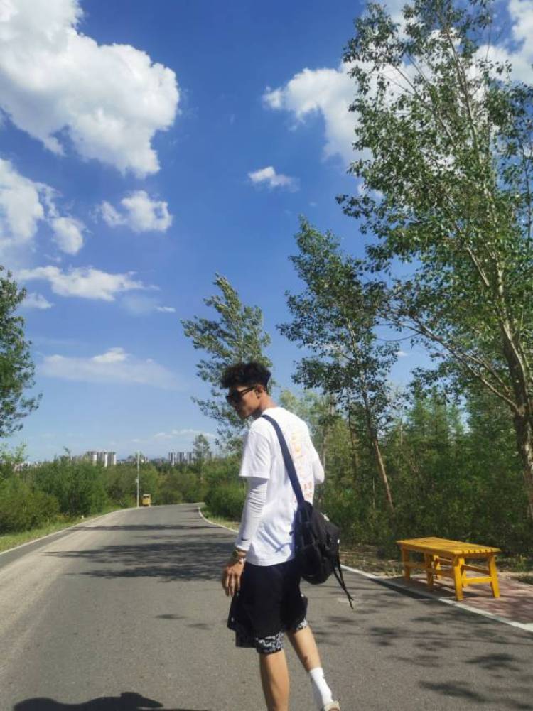 Om-内蒙古自治区·呼和浩特市·赛罕区--在校大学生，在校接寄拍，衣服，帽子，饰品，鞋子，风格可以多变，有摄影师，可以很快完成作品