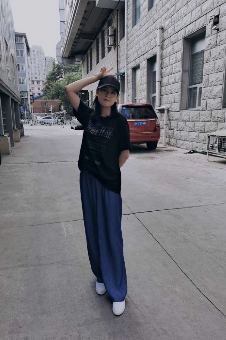 歐小欧-北京市·北京市·通州区--衣服 饰品 包包 寄拍 身高162 体重44kg
本人是化妆师,任何造型都可自己做,包括古风,图片自己可以修,返图不满意可重拍