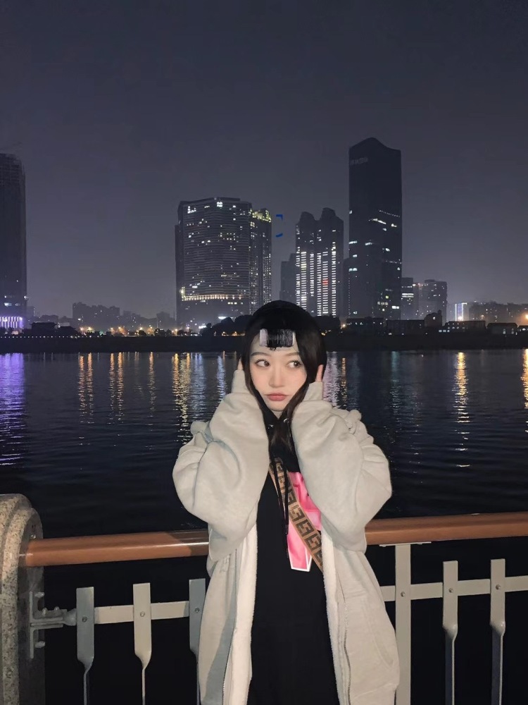 -迷了巴登-陕西省·西安市·长安区-抖音 微博-在校学生
体重46kg 身高161
可接买家秀,寄拍,认真拍,出图快的
戒指,项链首饰都可