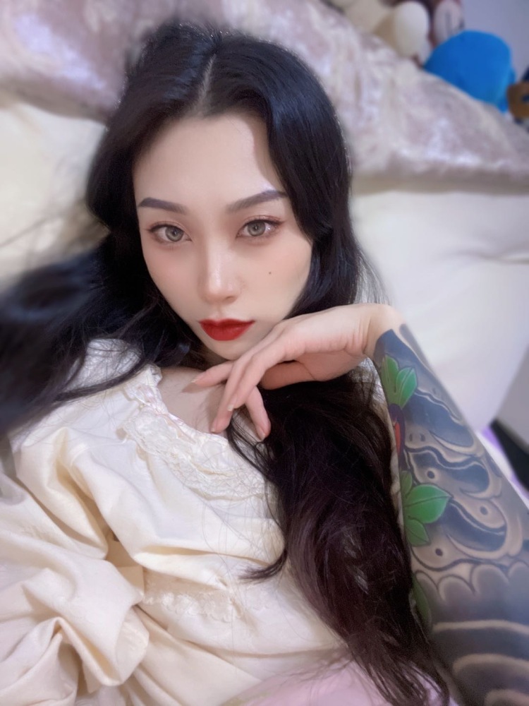 王-北京市·北京市·海淀区-快手-买家秀 卖家秀 做短视频 家有猫咪 可以做吃播
25岁 身高1.68 体重78斤 自由职业 兴趣爱好唱歌等