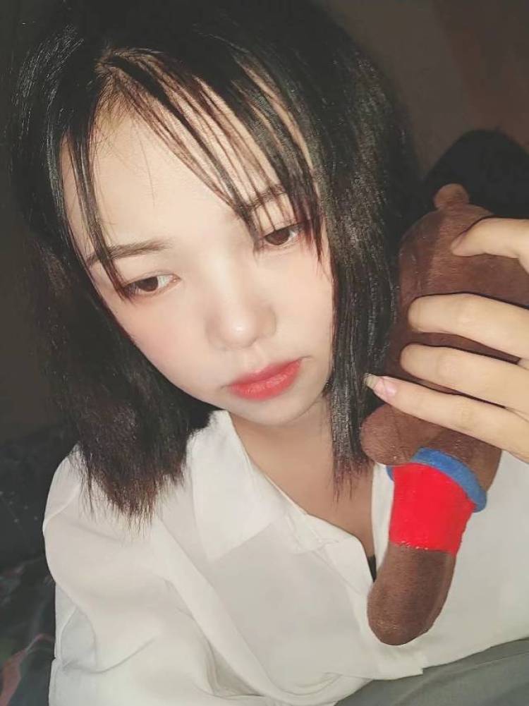 喜阿葵.-浙江省·宁波市·慈溪市-接寄拍-身高160/体重92 喜欢时尚  热爱穿搭 有2年服装销售经验 接受寄拍 可以很多种风格 我相信自己能给您最好的作品 衣服 发饰 鞋子  包包都可以期待您的发现。