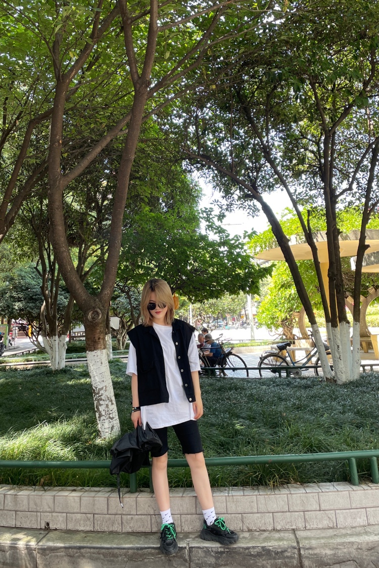 咕噜咕噜-陕西省·西安市·新城区-抖音微博知乎***快手B站-新人一个 自由职业 爱好跳舞 唱歌 也会偶尔发抖音短视频 买家秀模特都可