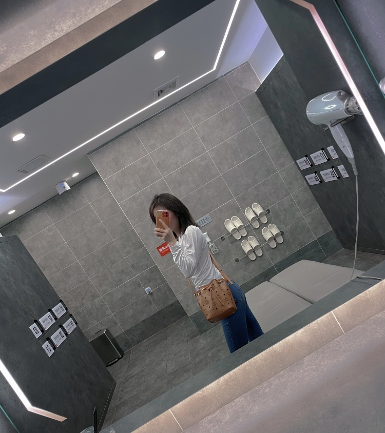 刘乐乐-湖南省·长沙市·雨花区-抖音 ***-小个子可接寄拍(服装,饰品,包包,鞋子,帽子等……)可拍摄视频,会P图会剪辑视频,本人风格多变,可以尝试各种各样的。
身份:自由职业
年龄:24
身高:155
体重:76斤
三围:腰围60胸围76.5