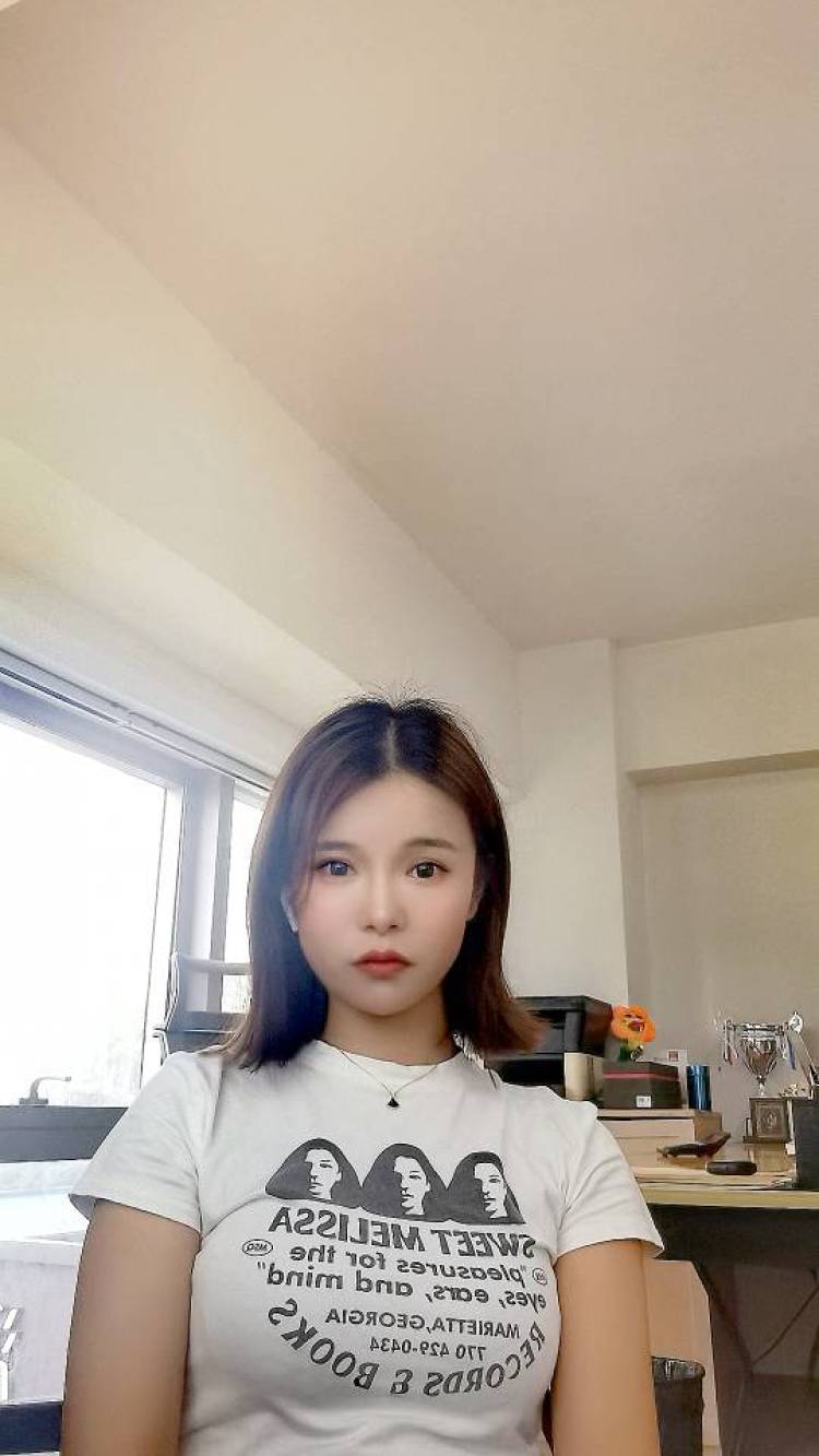 小李呀!🎈-江苏省·苏州市·姑苏区--本人热爱拍照,利用下班在家空余时间拍照,会化妆!会修图!身高159体重43KG.自己开过一段时间的服装店