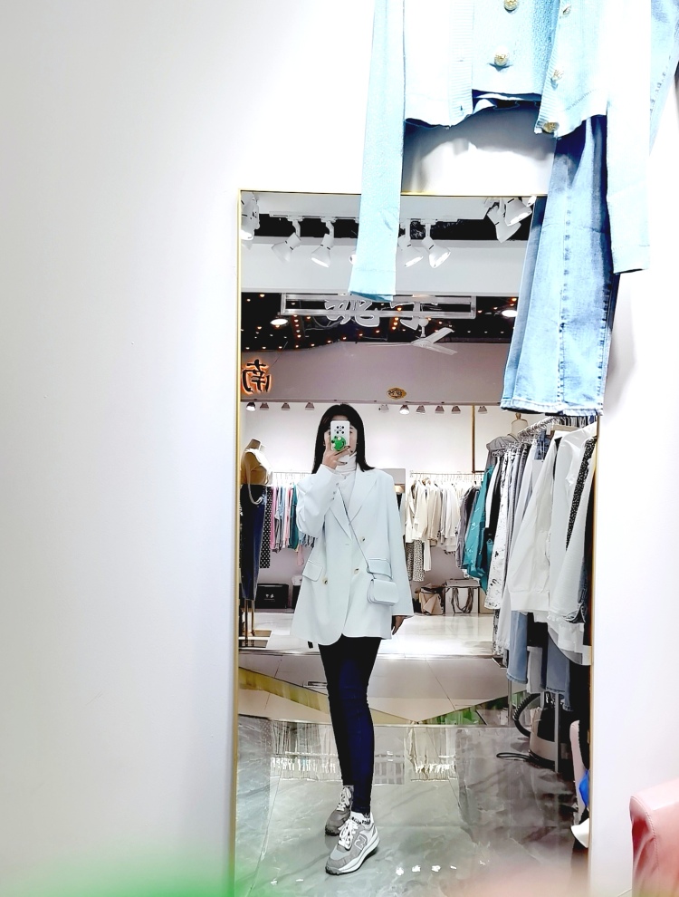小李呀!🎈-江苏省·苏州市·姑苏区--本人热爱拍照,利用下班在家空余时间拍照,会化妆!会修图!身高159体重43KG.自己开过一段时间的服装店